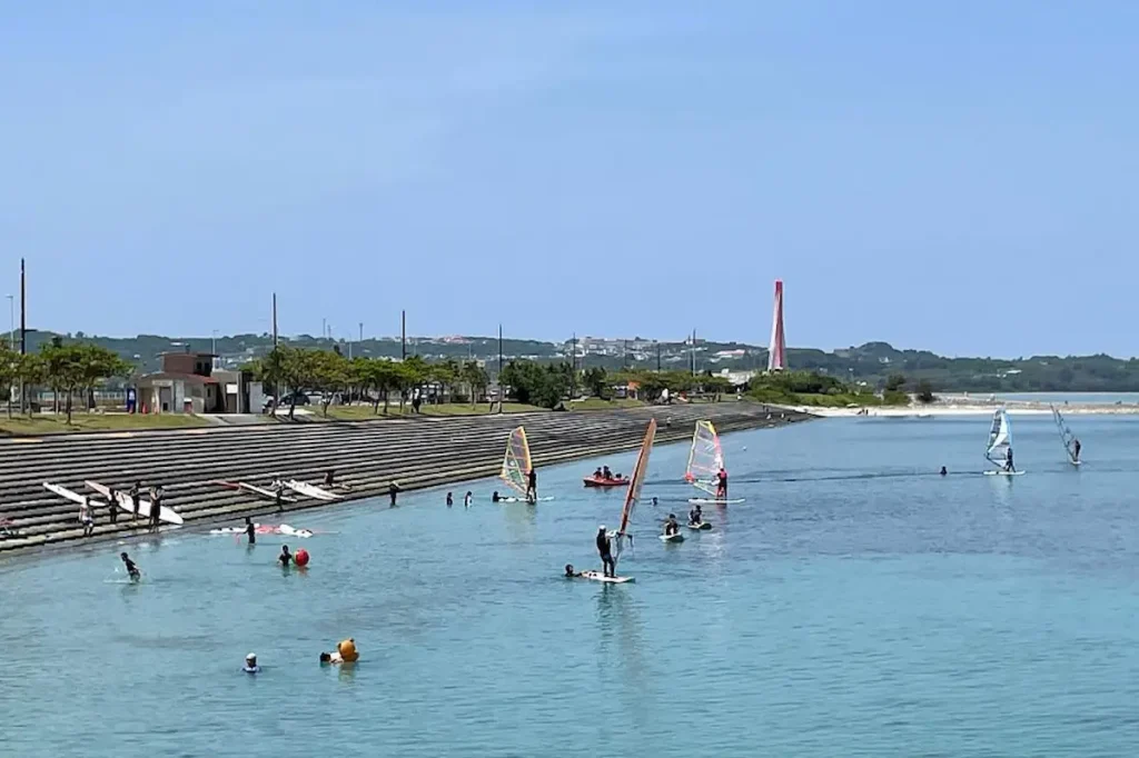 沖縄の海中道路沿いでウインドサーフィンをしている様子１